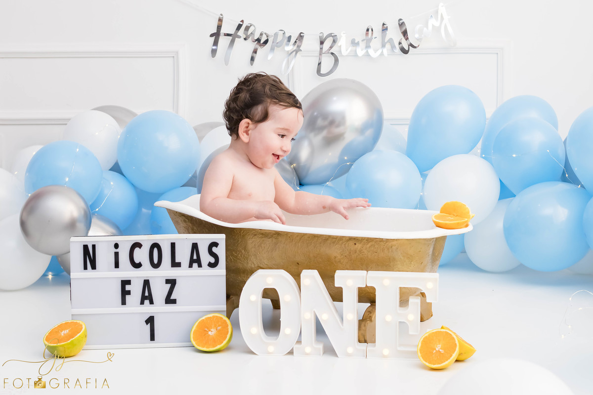 Ensaio smash the cake clean. ensaio de 1 ano do bebe. ensaio em estudio. Momento registrado pela fotografa Giscellayne - Gy fotografia. Fotografo em Londrina.