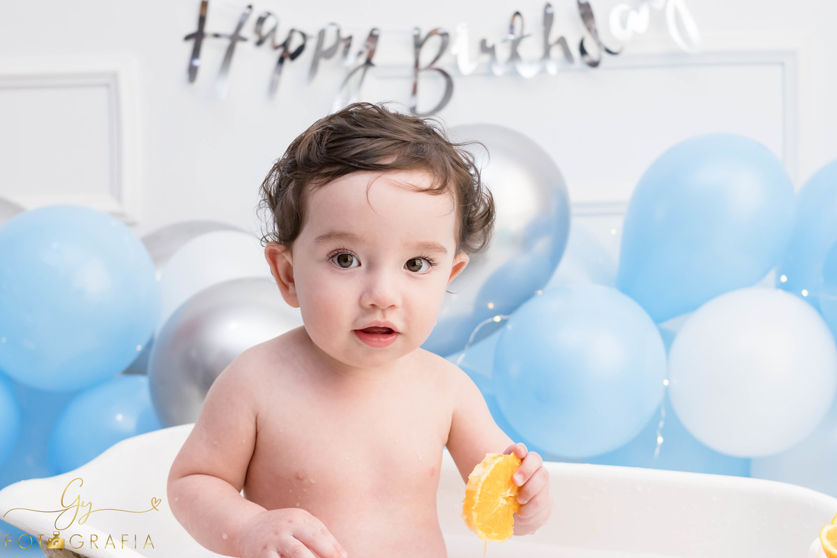 Ensaio smash the cake clean. ensaio de 1 ano do bebe. ensaio em estudio. Momento registrado pela fotografa Giscellayne - Gy fotografia. Fotografo em Londrina.