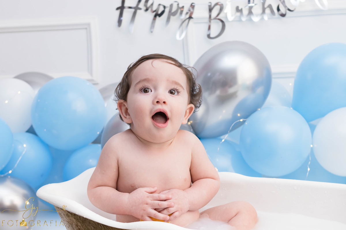 Ensaio smash the cake clean. ensaio de 1 ano do bebe. ensaio em estudio. Momento registrado pela fotografa Giscellayne - Gy fotografia. Fotografo em Londrina.