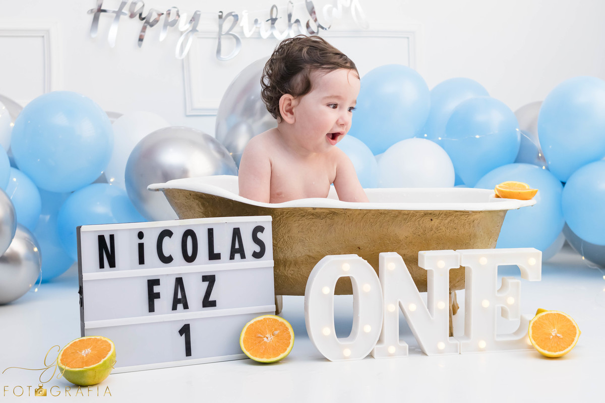 Ensaio smash the cake clean. ensaio de 1 ano do bebe. ensaio em estudio. Momento registrado pela fotografa Giscellayne - Gy fotografia. Fotografo em Londrina.