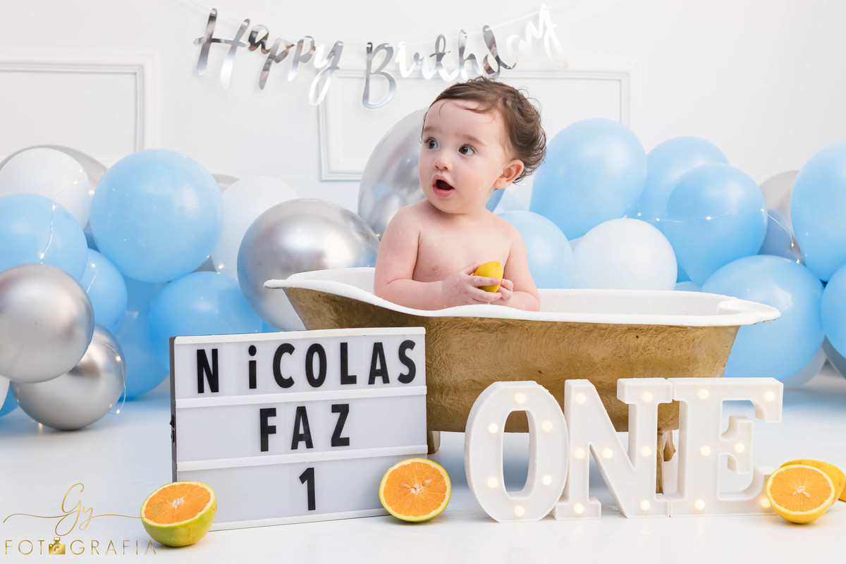 Ensaio smash the cake clean. ensaio de 1 ano do bebe. ensaio em estudio. Momento registrado pela fotografa Giscellayne - Gy fotografia. Fotografo em Londrina.