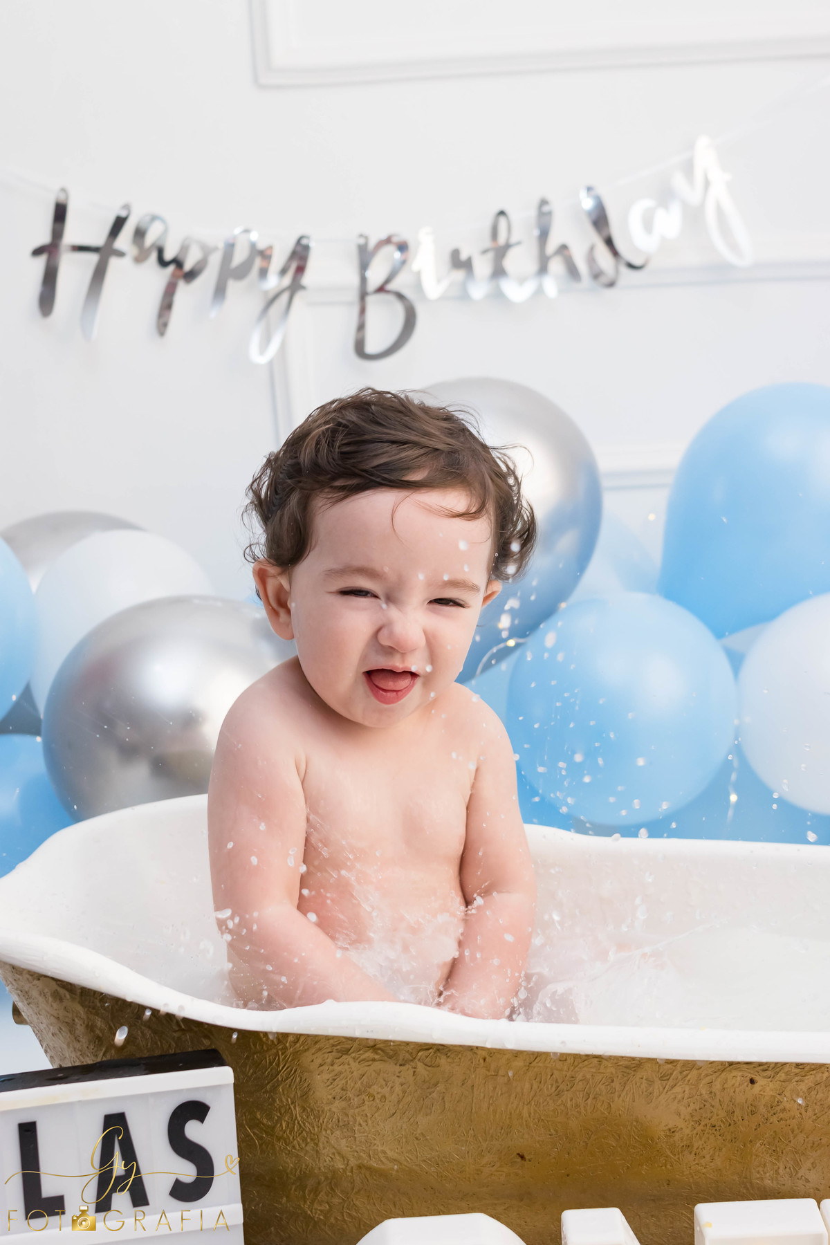 Ensaio smash the cake clean. ensaio de 1 ano do bebe. ensaio em estudio. Momento registrado pela fotografa Giscellayne - Gy fotografia. Fotografo em Londrina.