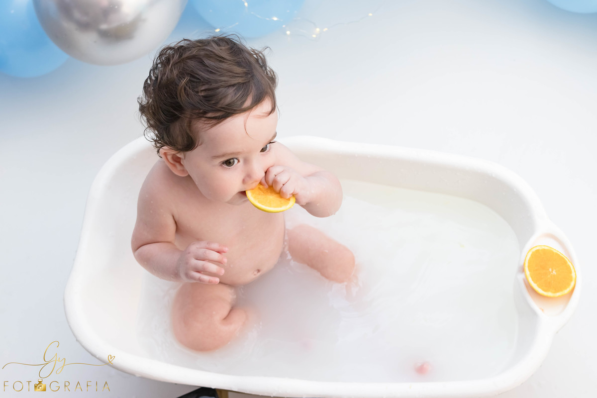 Ensaio smash the cake clean. ensaio de 1 ano do bebe. ensaio em estudio. Momento registrado pela fotografa Giscellayne - Gy fotografia. Fotografo em Londrina.