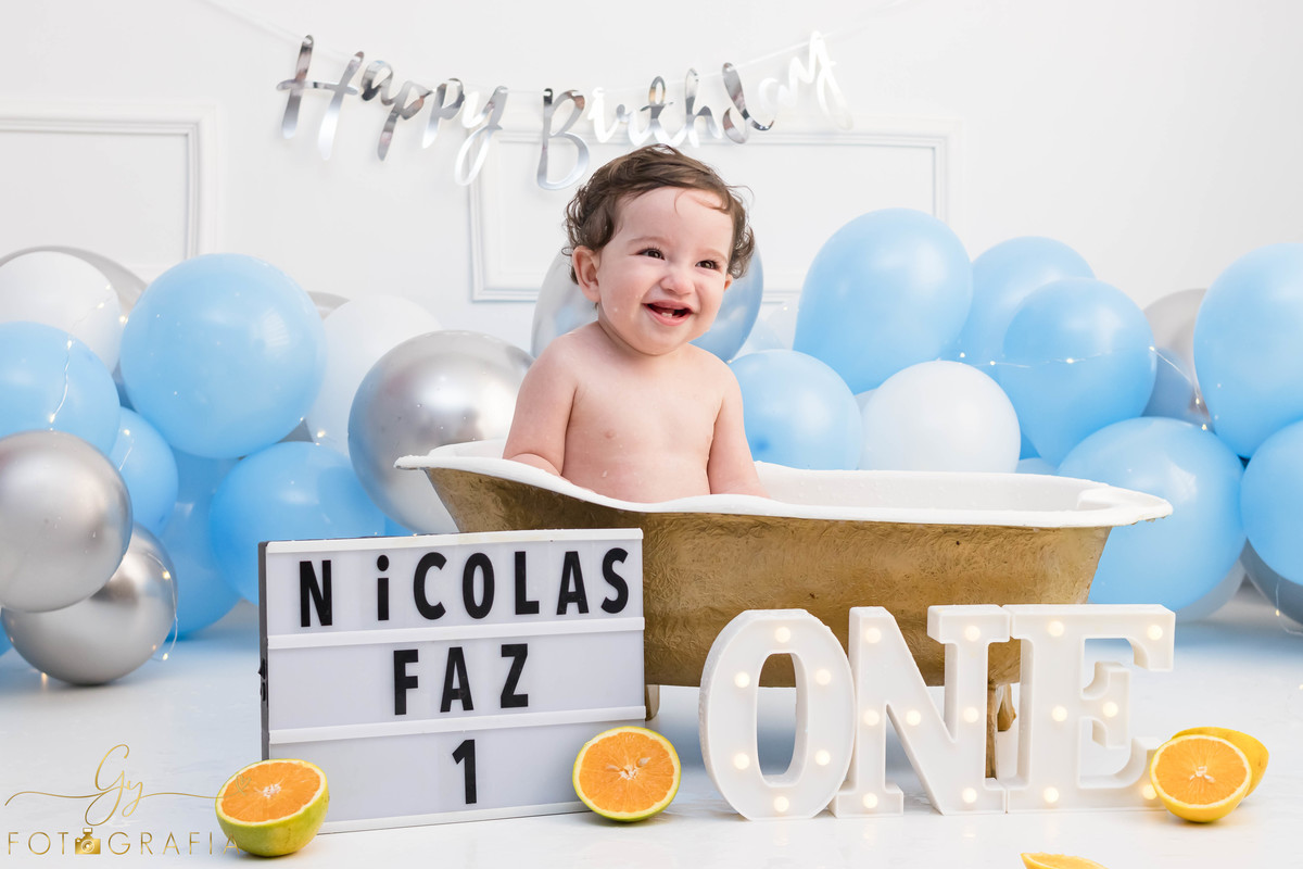 Ensaio smash the cake clean. ensaio de 1 ano do bebe. ensaio em estudio. Momento registrado pela fotografa Giscellayne - Gy fotografia. Fotografo em Londrina.