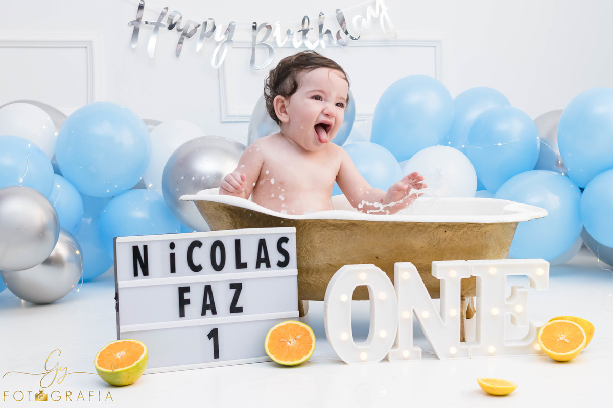 Ensaio smash the cake clean. ensaio de 1 ano do bebe. ensaio em estudio. Momento registrado pela fotografa Giscellayne - Gy fotografia. Fotografo em Londrina.