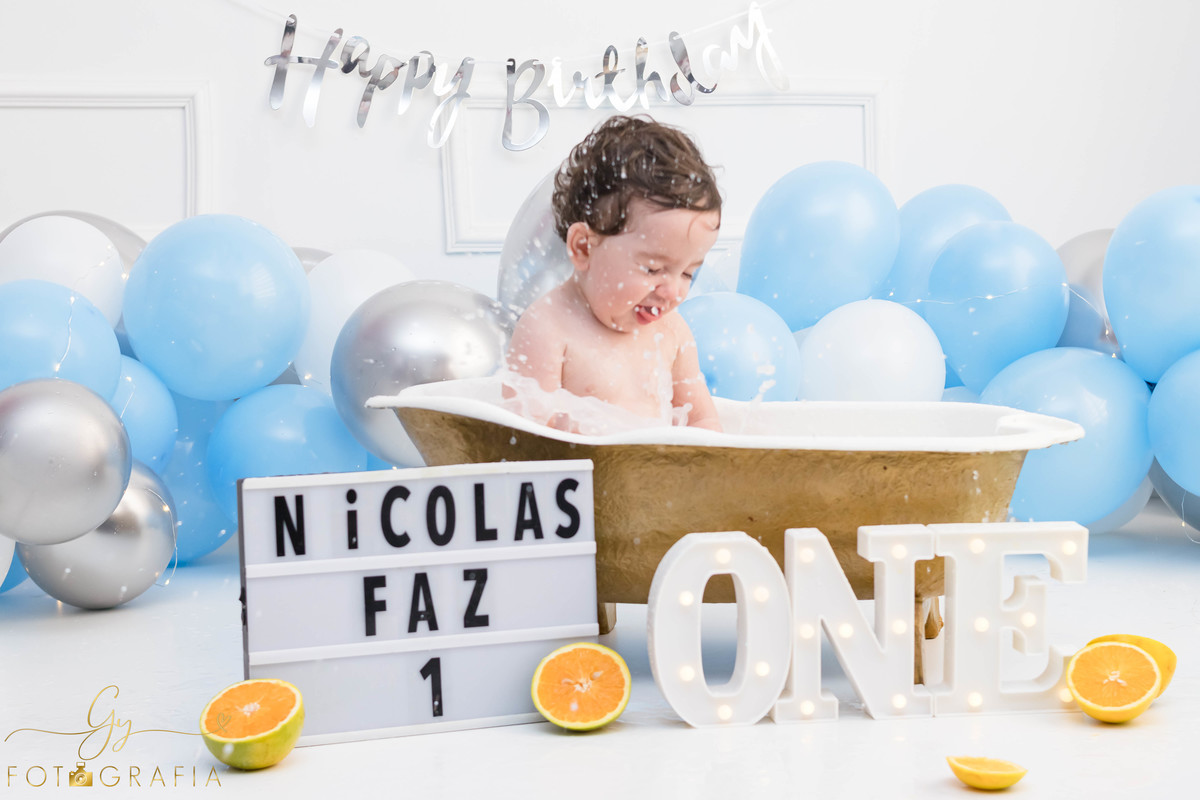 Ensaio smash the cake clean. ensaio de 1 ano do bebe. ensaio em estudio. Momento registrado pela fotografa Giscellayne - Gy fotografia. Fotografo em Londrina.