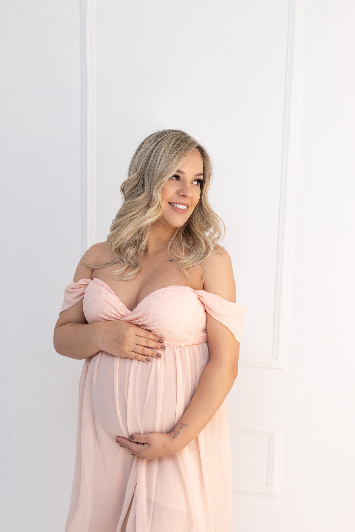 Ensaio de gestante em estúdio com Pet! Ensaio gestante com Husky siberiano. Fotógrafo em londrina especializado em ensaios de gestante bebês. Momento registrado pela fotógrafa Giscellayne, Gy fotografia 