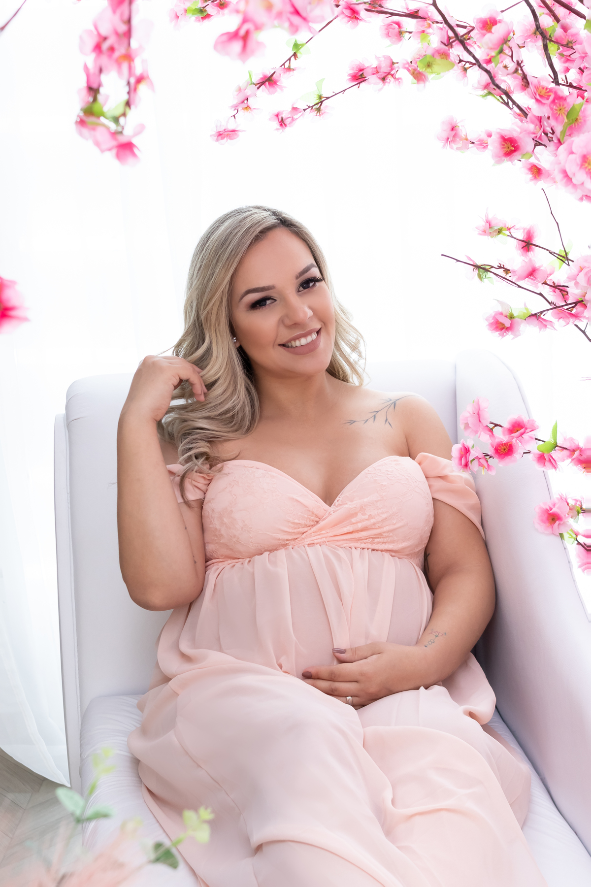 Ensaio de gestante em estúdio com Pet! Ensaio gestante com Husky siberiano. Fotógrafo em londrina especializado em ensaios de gestante e bebês. Momento registrado pela fotógrafa Giscellayne, Gy fotografia.