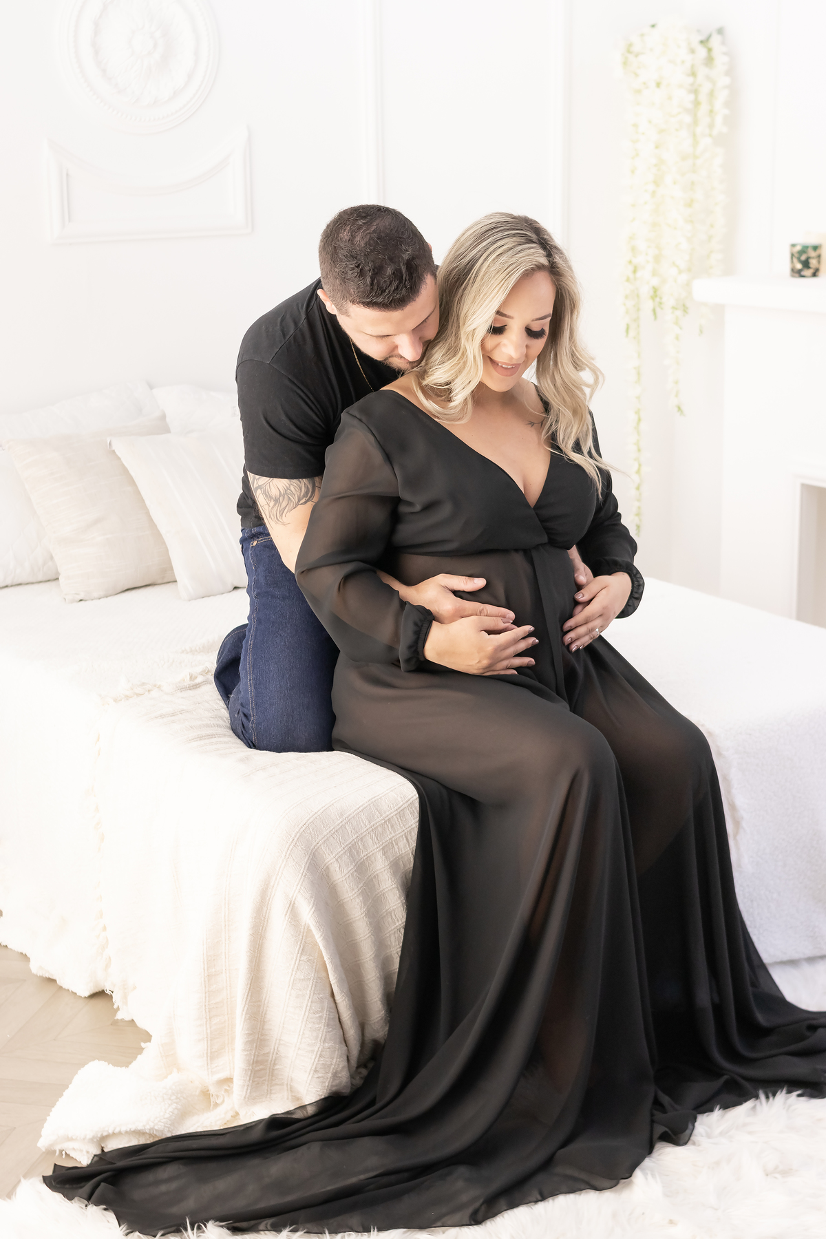 Ensaio de gestante em estúdio com Pet! Ensaio gestante com Husky siberiano. Fotógrafo em londrina especializado em ensaios de gestante e bebês. Momento registrado pela fotógrafa Giscellayne, Gy fotografia.