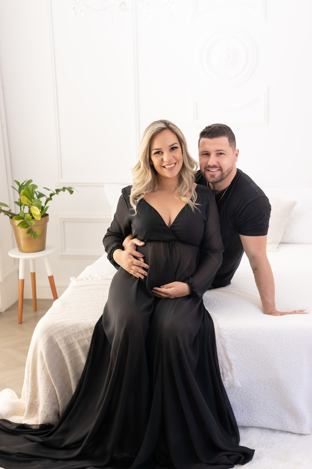 Ensaio de gestante em estúdio com Pet! Ensaio gestante com Husky siberiano. Fotógrafo em londrina especializado em ensaios de gestante e bebês. Momento registrado pela fotógrafa Giscellayne, Gy fotografia.