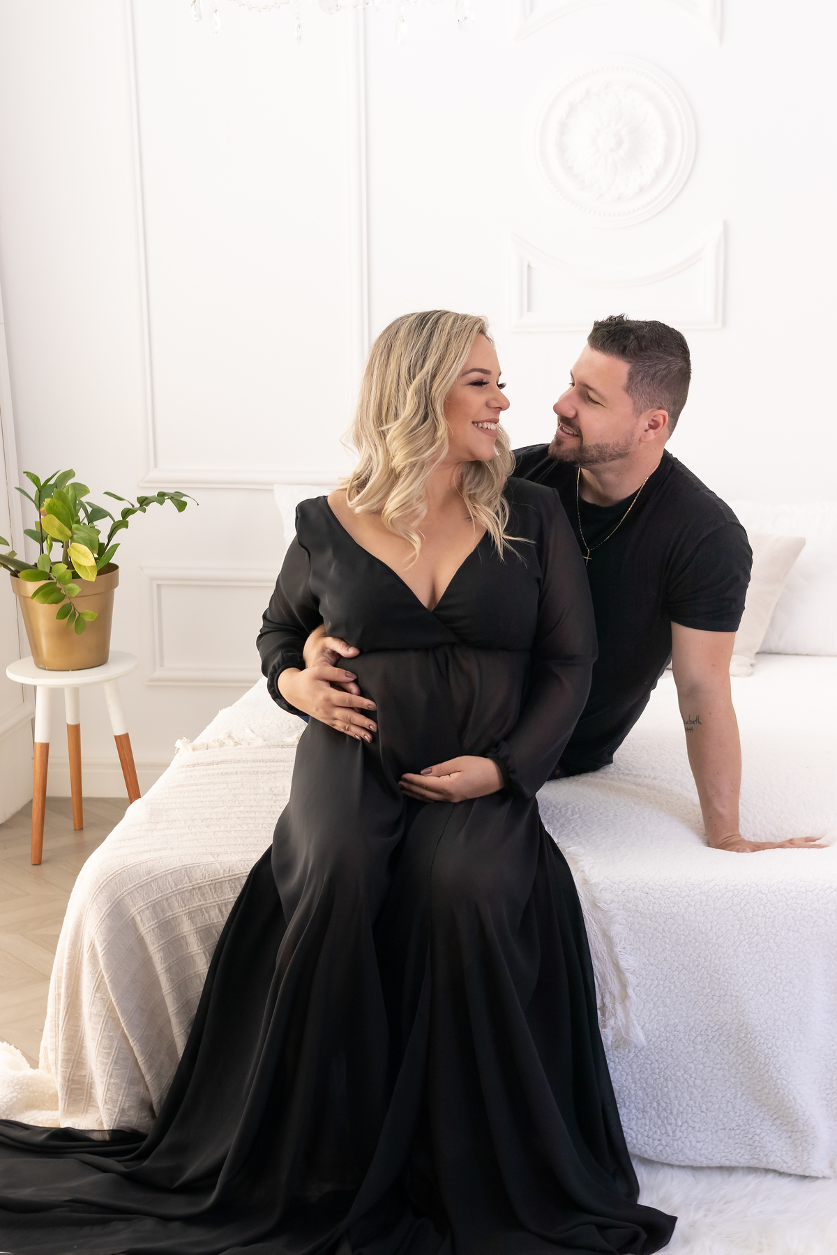 Ensaio de gestante em estúdio com Pet! Ensaio gestante com Husky siberiano. Fotógrafo em londrina especializado em ensaios de gestante e bebês. Momento registrado pela fotógrafa Giscellayne, Gy fotografia.