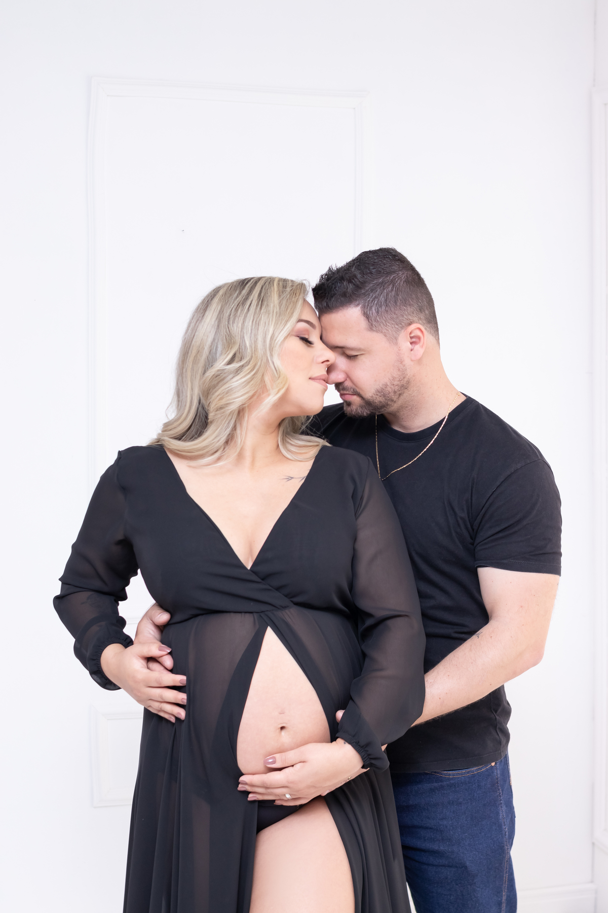 Ensaio de gestante em estúdio com Pet! Ensaio gestante com Husky siberiano. Fotógrafo em londrina especializado em ensaios de gestante e bebês. Momento registrado pela fotógrafa Giscellayne, Gy fotografia.