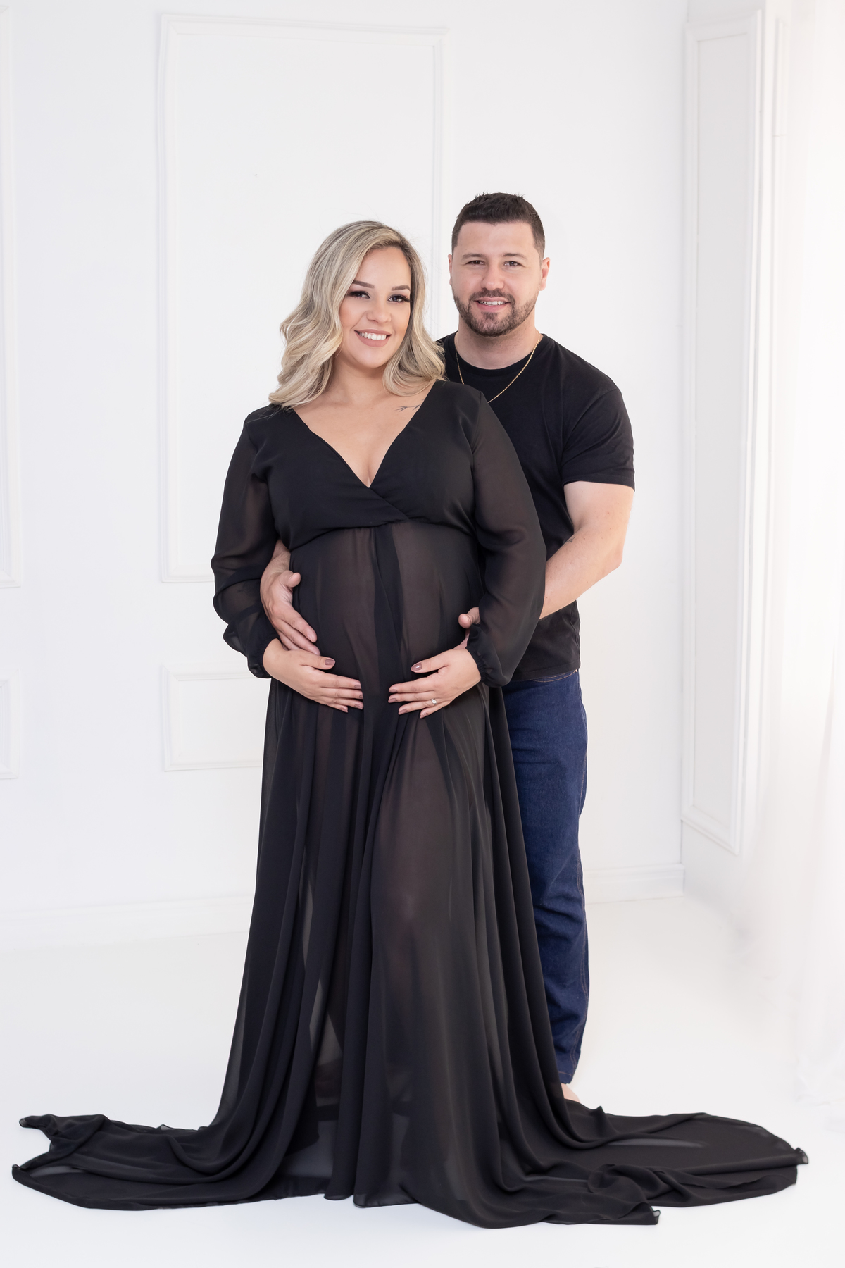 Ensaio de gestante em estúdio com Pet! Ensaio gestante com Husky siberiano. Fotógrafo em londrina especializado em ensaios de gestante e bebês. Momento registrado pela fotógrafa Giscellayne, Gy fotografia.