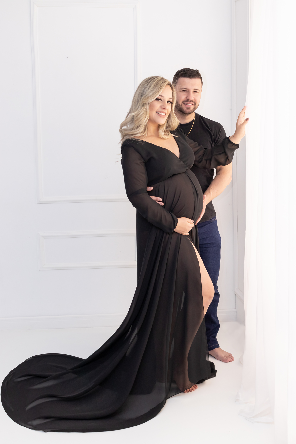 Ensaio de gestante em estúdio com Pet! Ensaio gestante com Husky siberiano. Fotógrafo em londrina especializado em ensaios de gestante e bebês. Momento registrado pela fotógrafa Giscellayne, Gy fotografia.