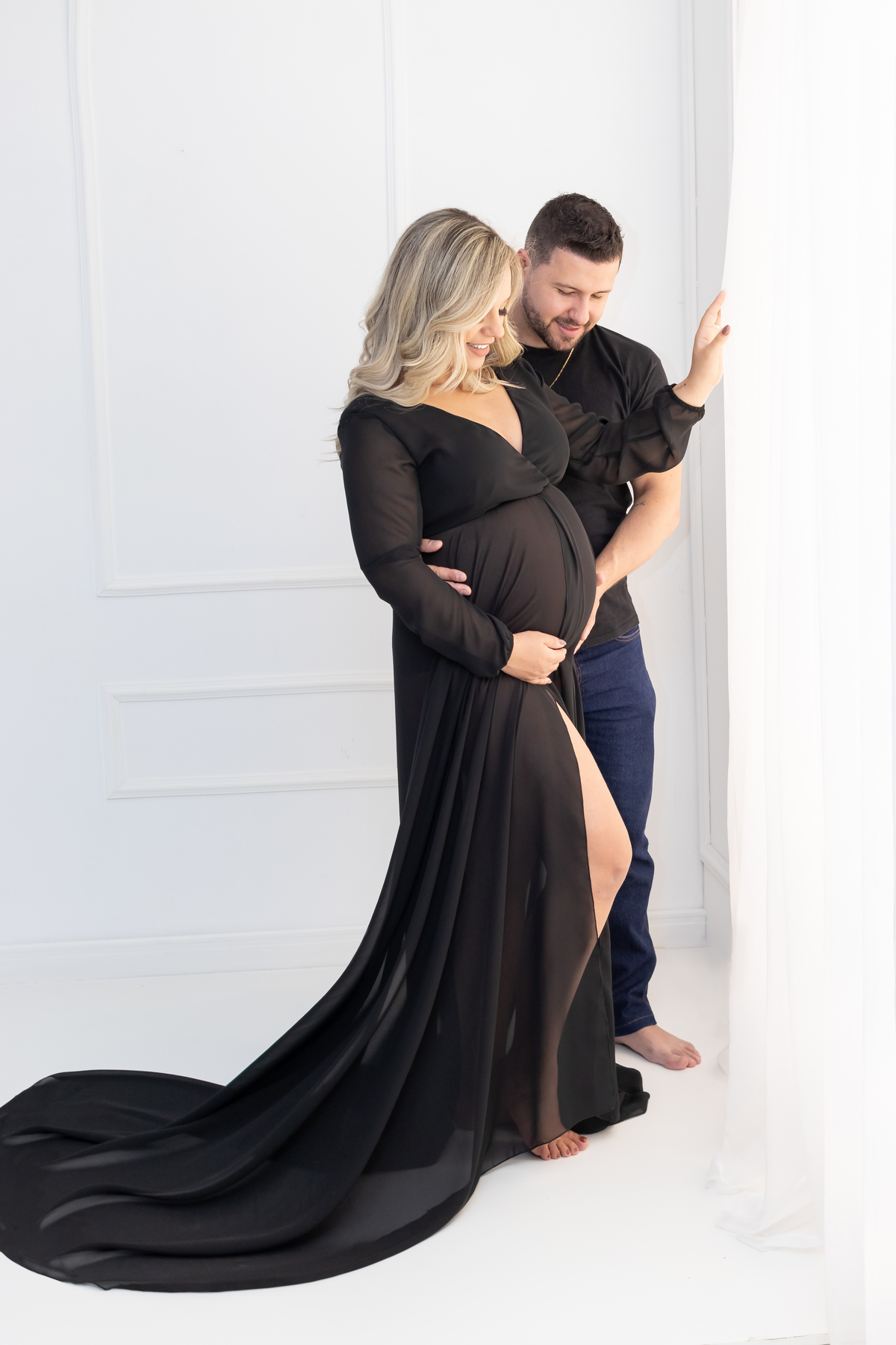 Ensaio de gestante em estúdio com Pet! Ensaio gestante com Husky siberiano. Fotógrafo em londrina especializado em ensaios de gestante e bebês. Momento registrado pela fotógrafa Giscellayne, Gy fotografia.