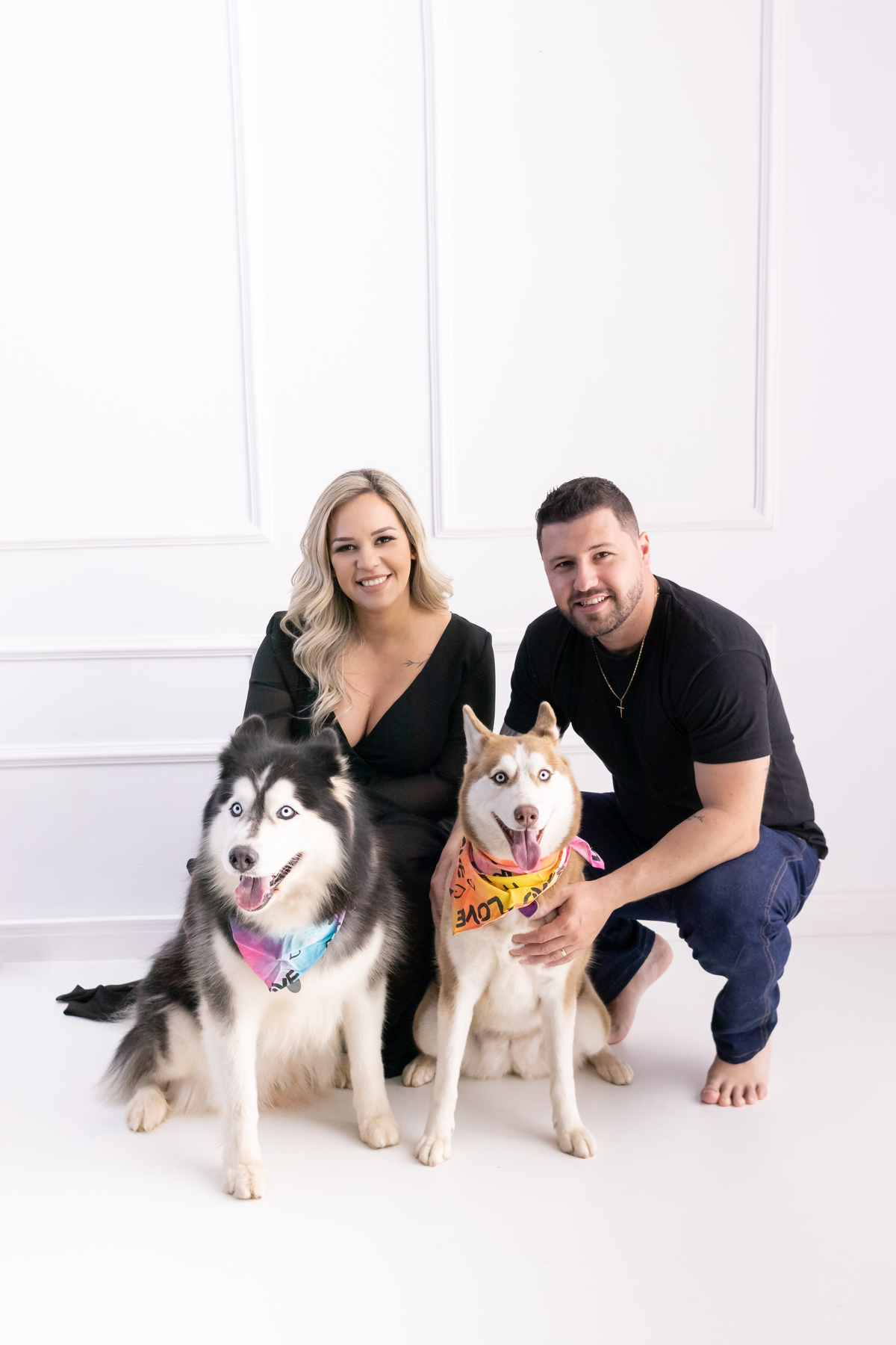 Ensaio de gestante em estúdio com Pet! Ensaio gestante com Husky siberiano. Fotógrafo em londrina especializado em ensaios de gestante e bebês. Momento registrado pela fotógrafa Giscellayne, Gy fotografia.