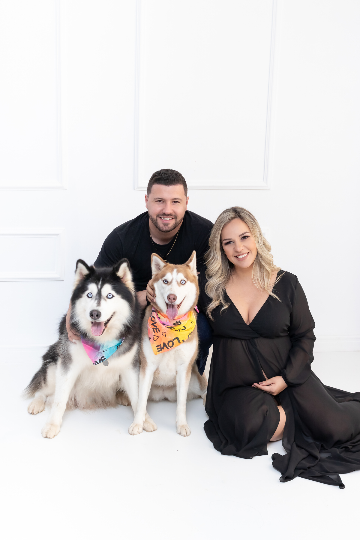 Ensaio de gestante em estúdio com Pet! Ensaio gestante com Husky siberiano. Fotógrafo em londrina especializado em ensaios de gestante e bebês. Momento registrado pela fotógrafa Giscellayne, Gy fotografia.