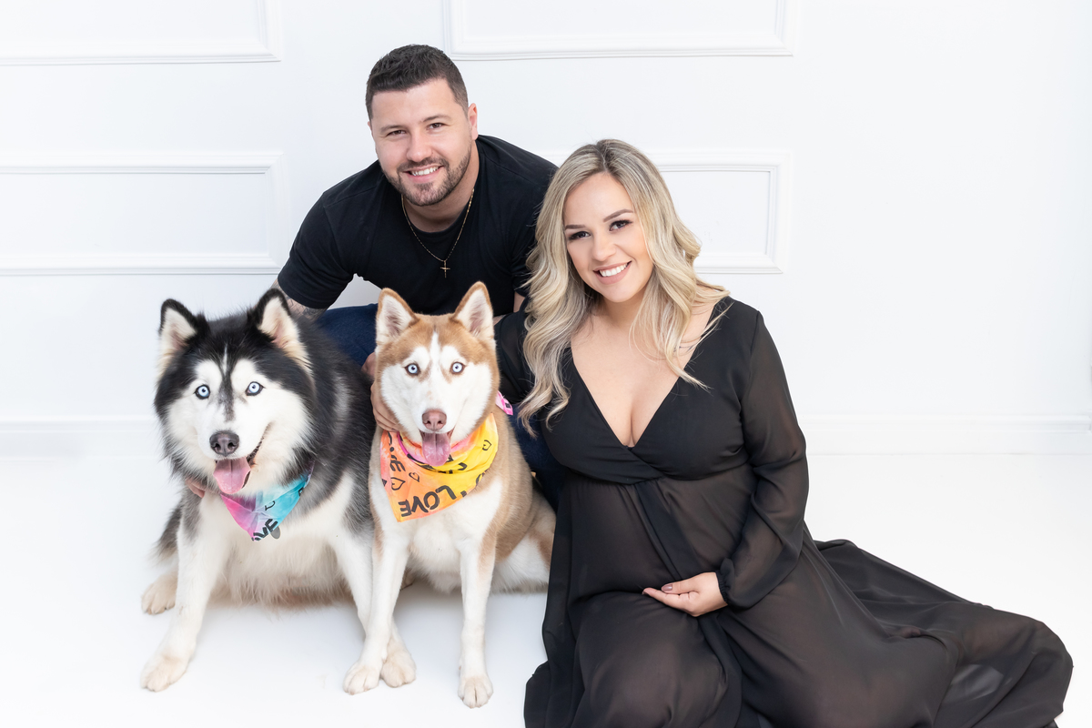 Ensaio de gestante em estúdio com Pet! Ensaio gestante com Husky siberiano. Fotógrafo em londrina especializado em ensaios de gestante e bebês. Momento registrado pela fotógrafa Giscellayne, Gy fotografia.