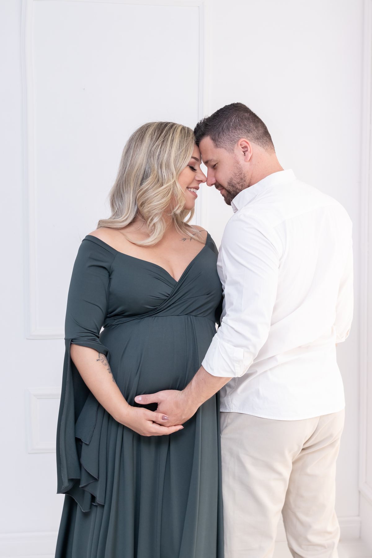 Ensaio de gestante em estúdio com Pet! Ensaio gestante com Husky siberiano. Fotógrafo em londrina especializado em ensaios de gestante e bebês. Momento registrado pela fotógrafa Giscellayne, Gy fotografia.