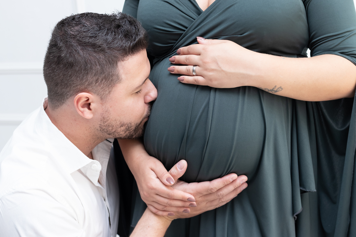 Ensaio de gestante em estúdio com Pet! Ensaio gestante com Husky siberiano. Fotógrafo em londrina especializado em ensaios de gestante e bebês. Momento registrado pela fotógrafa Giscellayne, Gy fotografia.