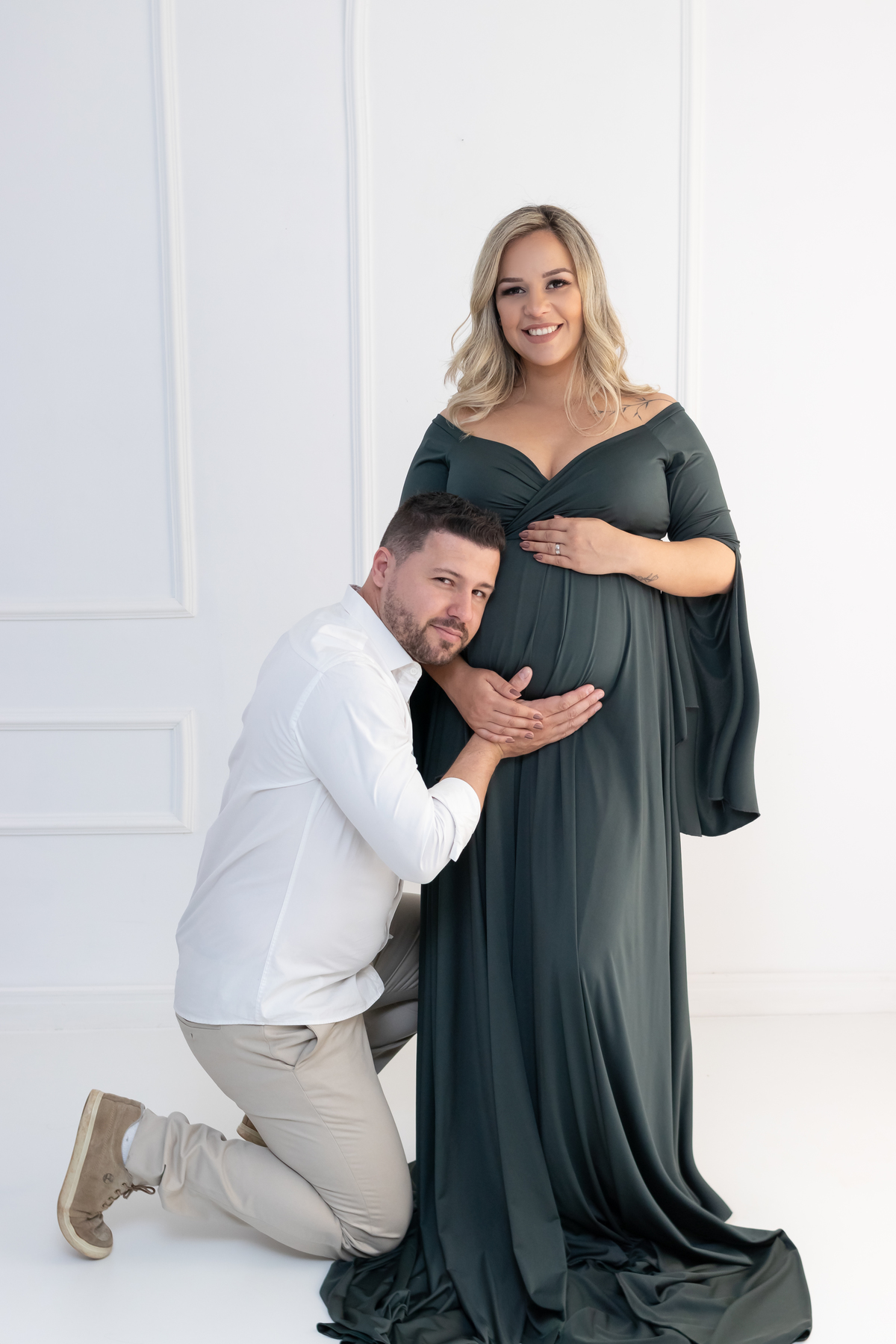 Ensaio de gestante em estúdio com Pet! Ensaio gestante com Husky siberiano. Fotógrafo em londrina especializado em ensaios de gestante e bebês. Momento registrado pela fotógrafa Giscellayne, Gy fotografia.