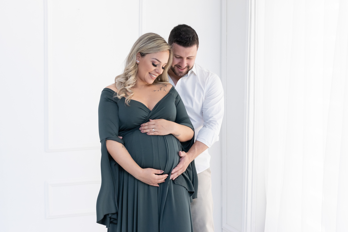 Ensaio de gestante em estúdio com Pet! Ensaio gestante com Husky siberiano. Fotógrafo em londrina especializado em ensaios de gestante e bebês. Momento registrado pela fotógrafa Giscellayne, Gy fotografia.