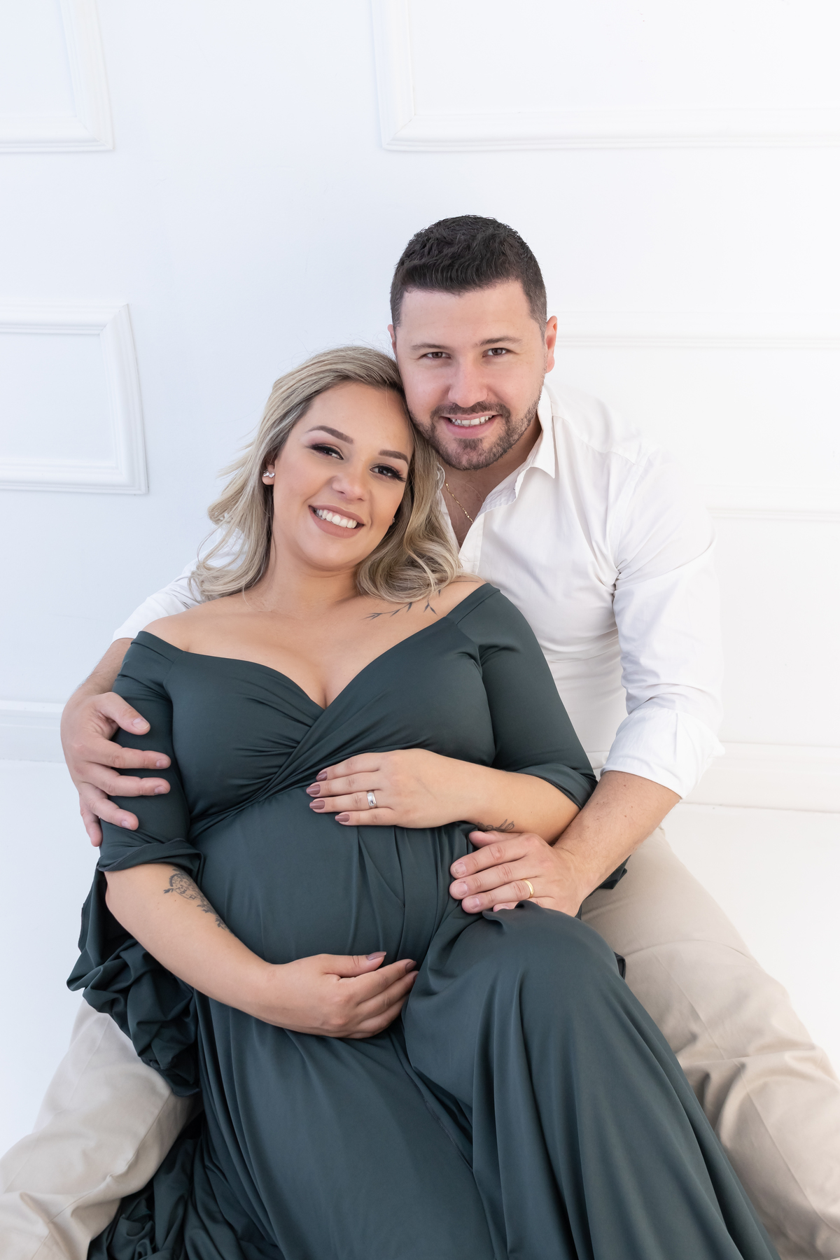 Ensaio de gestante em estúdio com Pet! Ensaio gestante com Husky siberiano. Fotógrafo em londrina especializado em ensaios de gestante e bebês. Momento registrado pela fotógrafa Giscellayne, Gy fotografia.