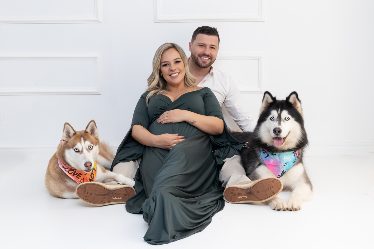 Ensaio de gestante em estúdio com Pet! Ensaio gestante com Husky siberiano. Fotógrafo em londrina especializado em ensaios de gestante e bebês. Momento registrado pela fotógrafa Giscellayne, Gy fotografia.