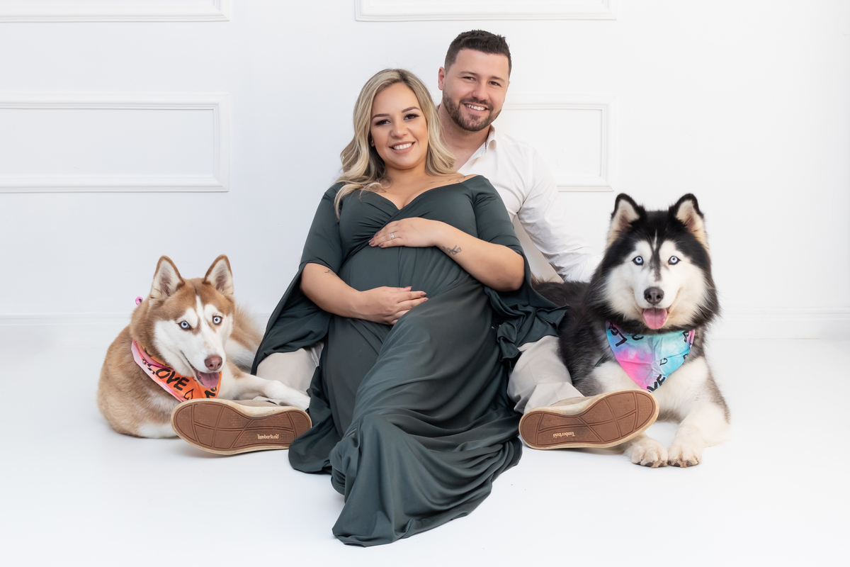 Ensaio de gestante em estúdio com Pet! Ensaio gestante com Husky siberiano. Fotógrafo em londrina especializado em ensaios de gestante e bebês. Momento registrado pela fotógrafa Giscellayne, Gy fotografia.