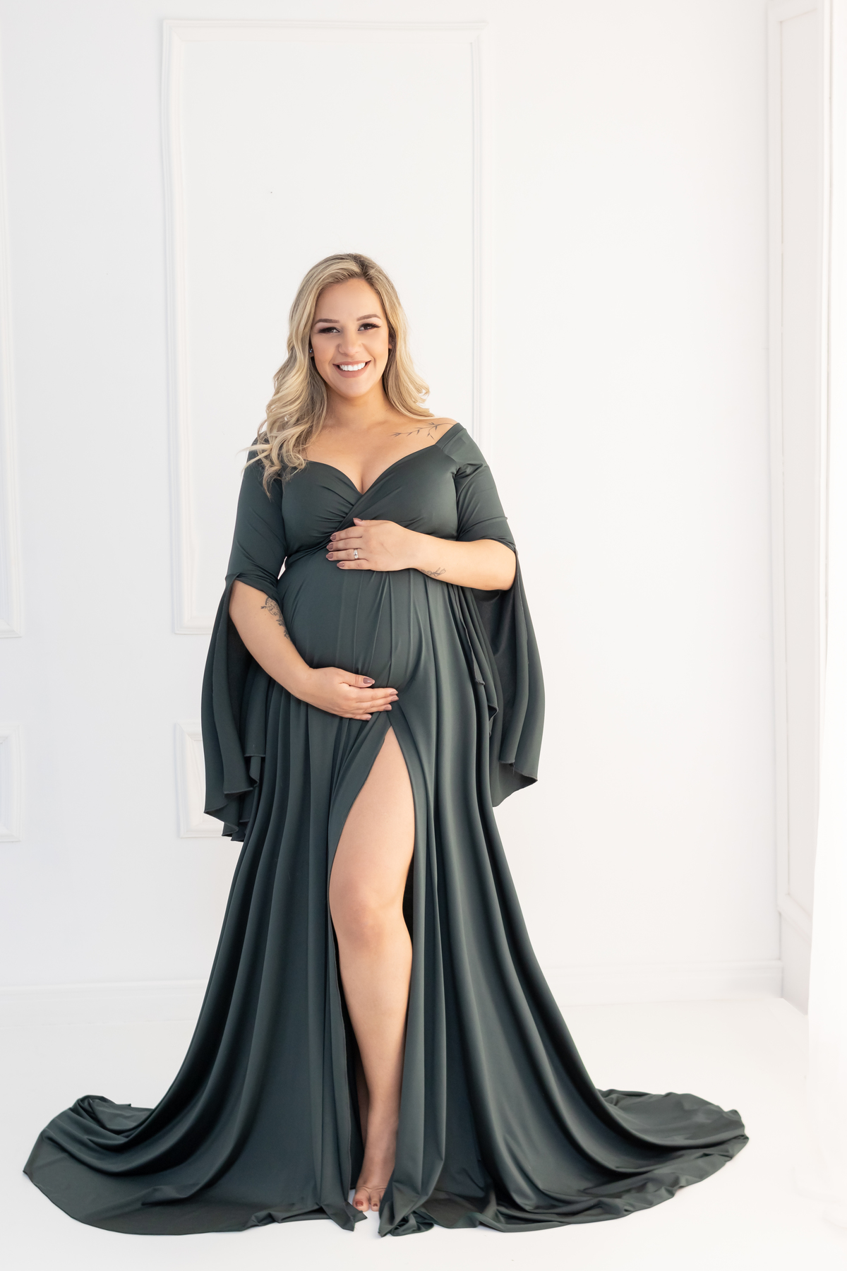 Ensaio de gestante em estúdio com Pet! Ensaio gestante com Husky siberiano. Fotógrafo em londrina especializado em ensaios de gestante e bebês. Momento registrado pela fotógrafa Giscellayne, Gy fotografia.