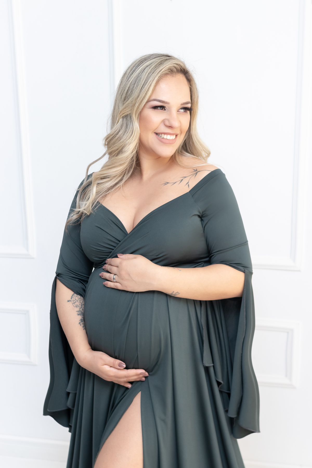 Ensaio de gestante em estúdio com Pet! Ensaio gestante com Husky siberiano. Fotógrafo em londrina especializado em ensaios de gestante e bebês. Momento registrado pela fotógrafa Giscellayne, Gy fotografia.