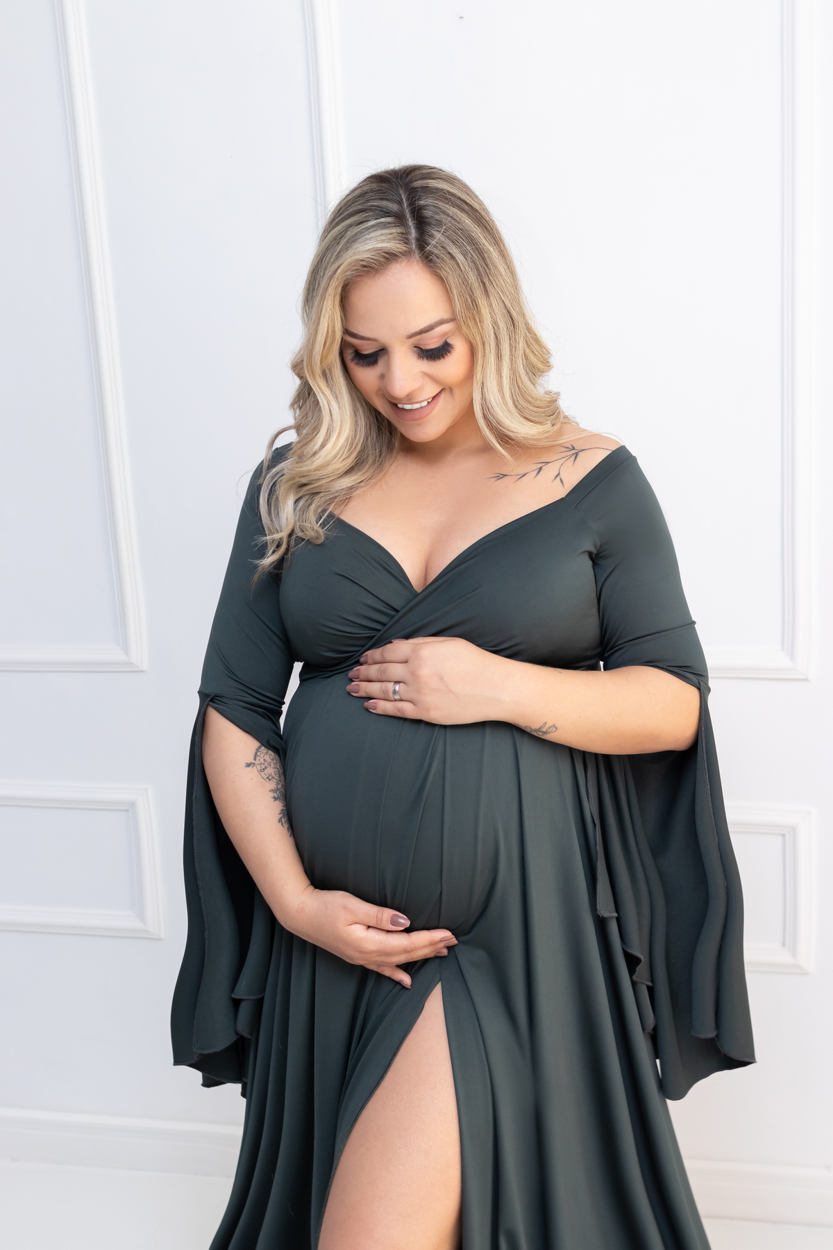 Ensaio de gestante em estúdio com Pet! Ensaio gestante com Husky siberiano. Fotógrafo em londrina especializado em ensaios de gestante e bebês. Momento registrado pela fotógrafa Giscellayne, Gy fotografia.