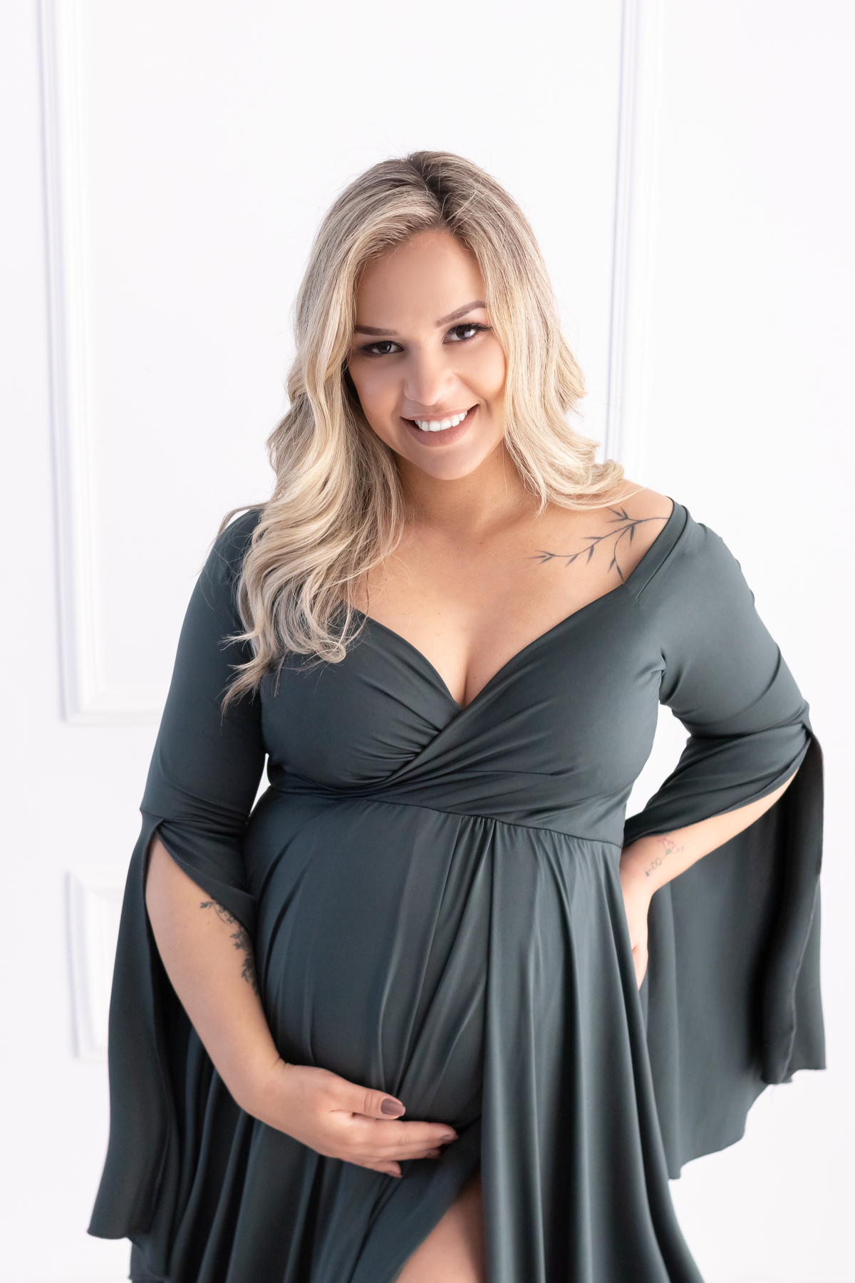 Ensaio de gestante em estúdio com Pet! Ensaio gestante com Husky siberiano. Fotógrafo em londrina especializado em ensaios de gestante e bebês. Momento registrado pela fotógrafa Giscellayne, Gy fotografia.