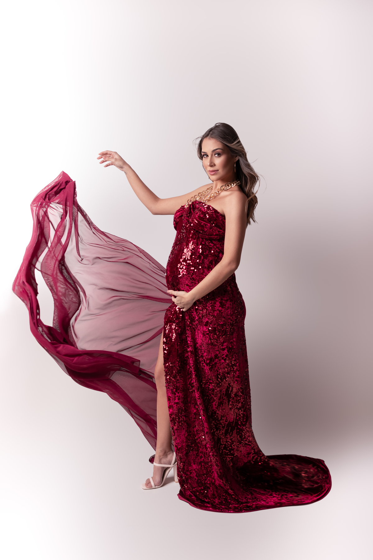 Ensaio de gestante em estúdio. Fotógrafo em Londrina Especializado em ensaios de gestante. Momento registrado pela fotógrafa Giscellayne | Gy Fotografia.