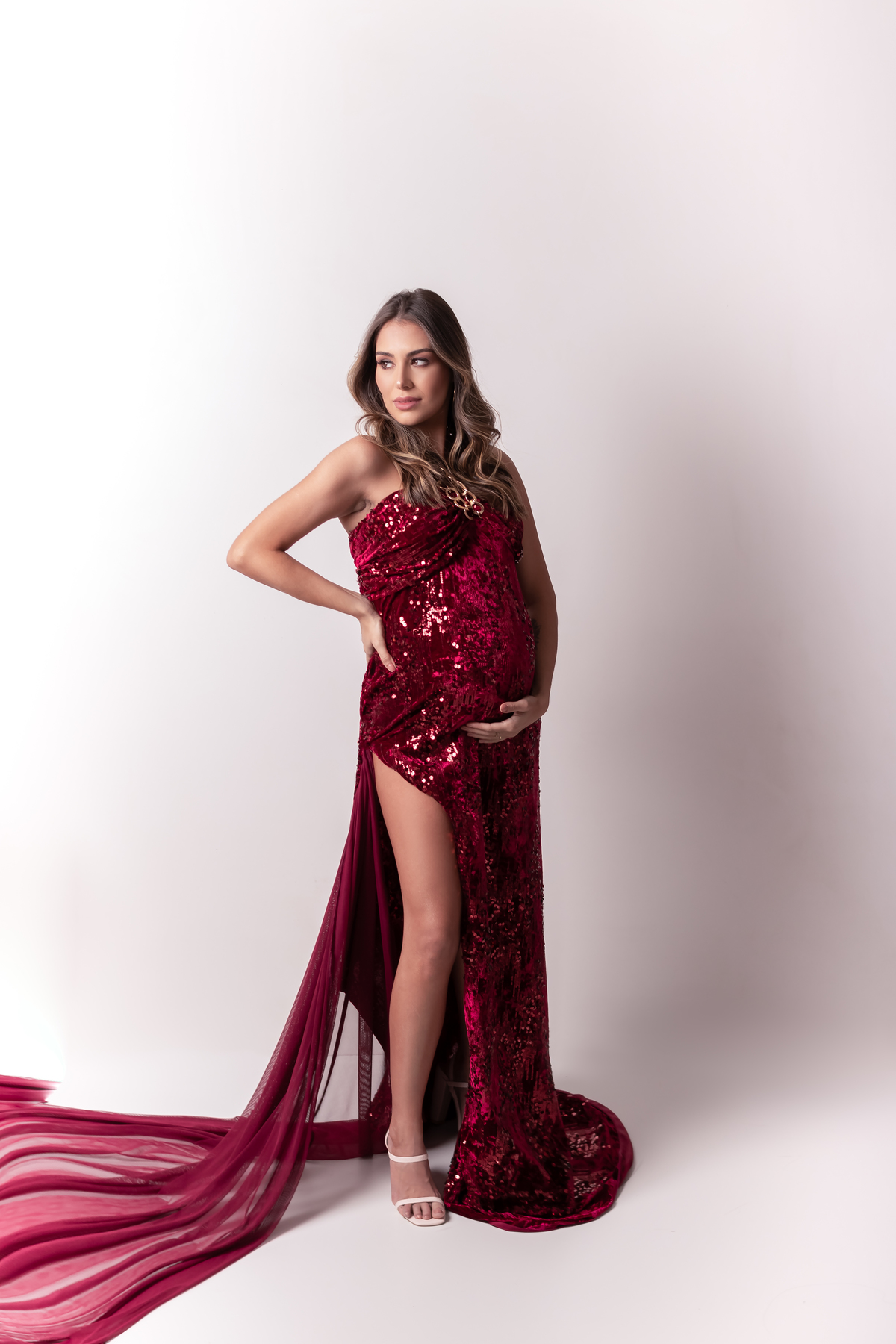 Ensaio de gestante em estúdio. Fotógrafo em Londrina Especializado em ensaios de gestante. Momento registrado pela fotógrafa Giscellayne | Gy Fotografia.