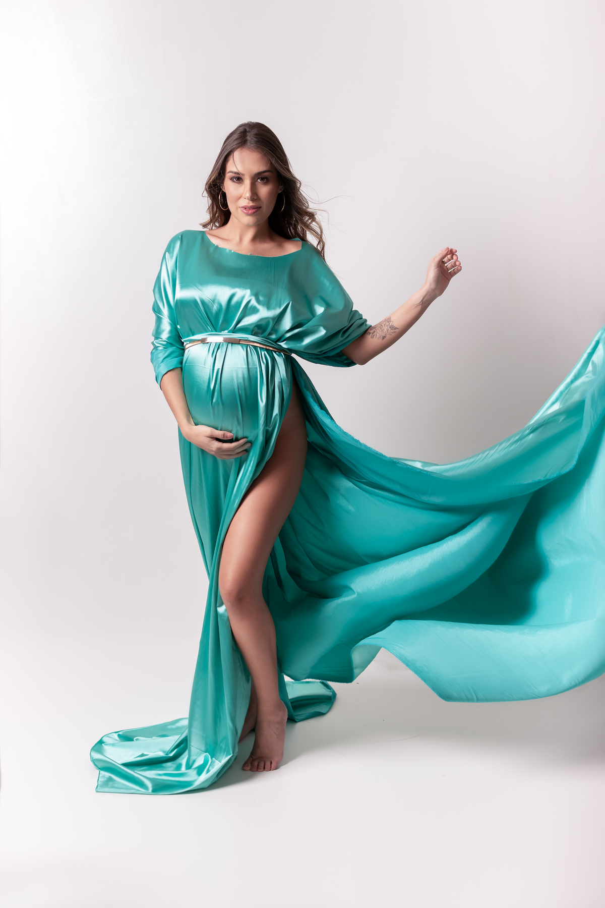 Ensaio de gestante em estúdio. Fotógrafo em Londrina Especializado em ensaios de gestante. Momento registrado pela fotógrafa Giscellayne | Gy Fotografia.