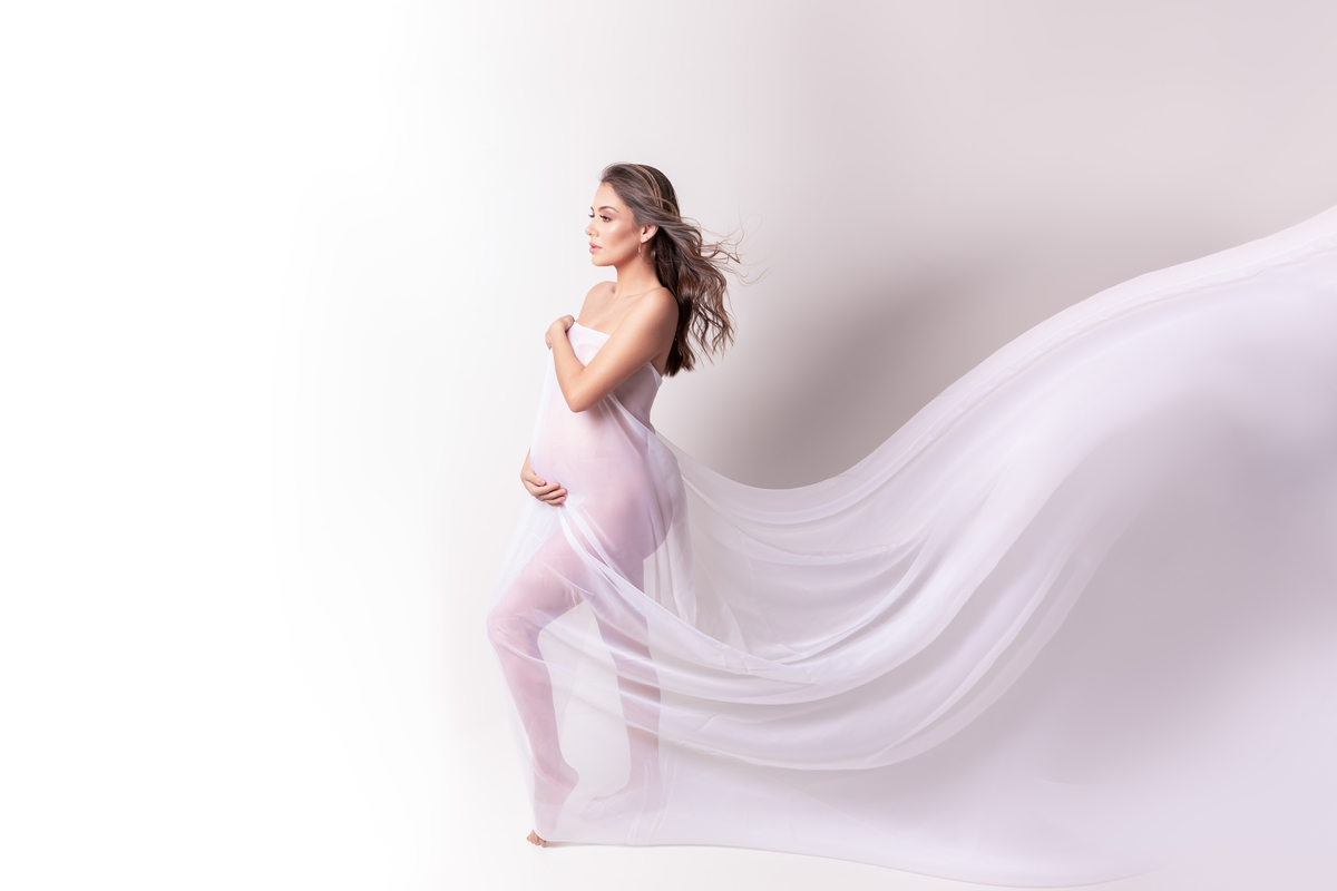 Ensaio de gestante em estúdio. Fotógrafo em Londrina Especializado em ensaios de gestante. Momento registrado pela fotógrafa Giscellayne | Gy Fotografia.