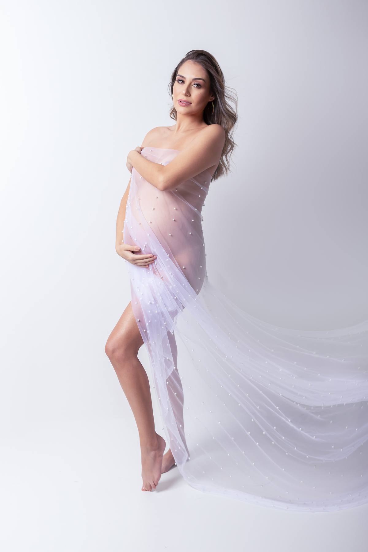 Ensaio de gestante em estúdio. Fotógrafo em Londrina Especializado em ensaios de gestante. Momento registrado pela fotógrafa Giscellayne | Gy Fotografia.