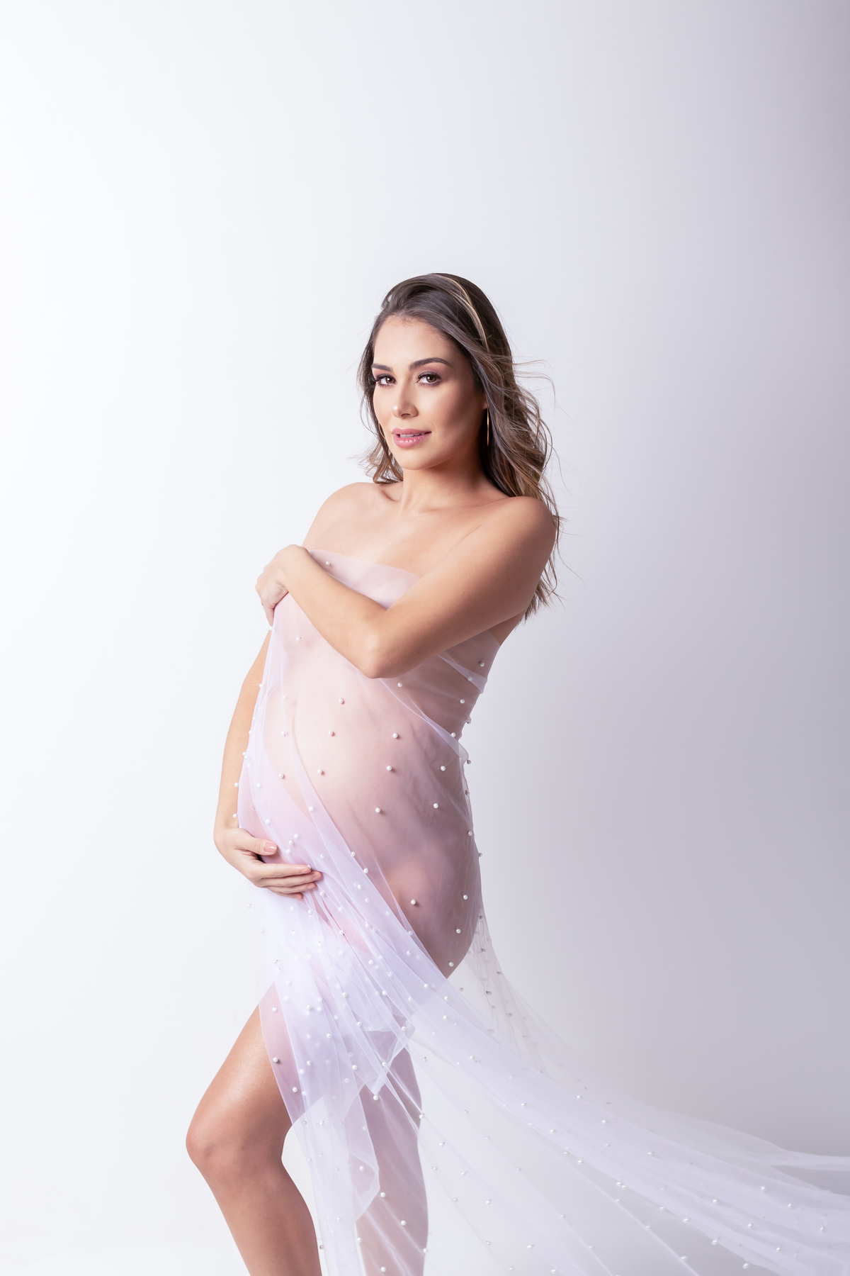 Ensaio de gestante em estúdio. Fotógrafo em Londrina Especializado em ensaios de gestante. Momento registrado pela fotógrafa Giscellayne | Gy Fotografia.