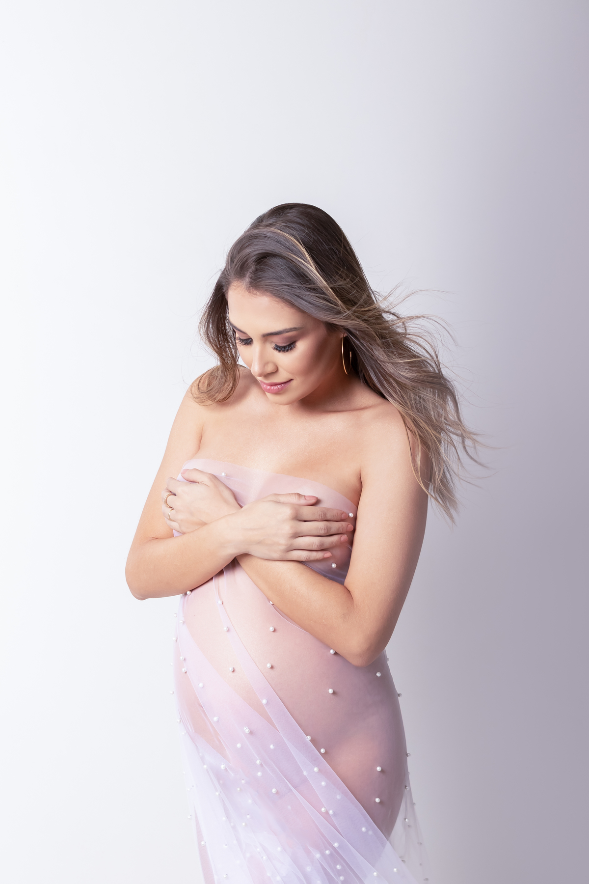 Ensaio de gestante em estúdio. Fotógrafo em Londrina Especializado em ensaios de gestante. Momento registrado pela fotógrafa Giscellayne | Gy Fotografia.