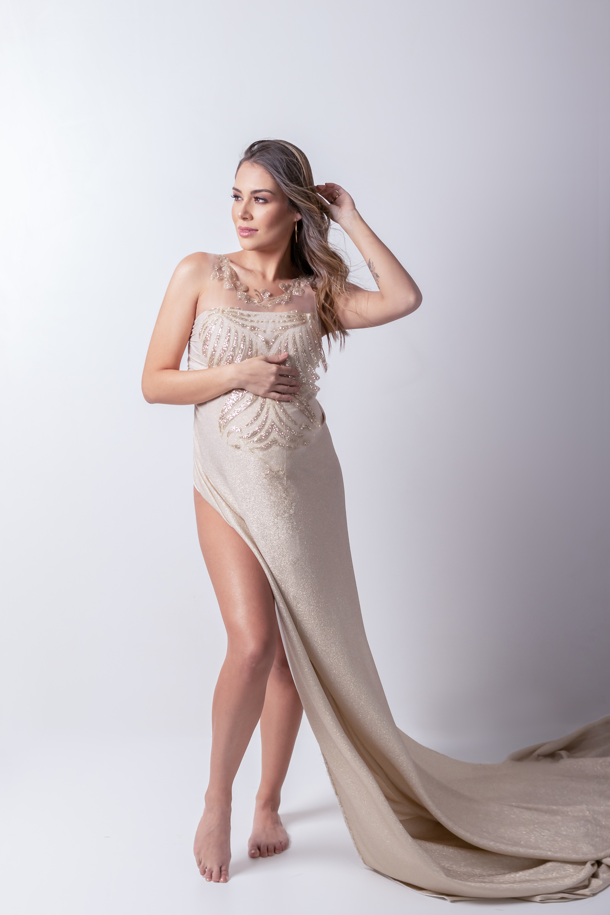 Ensaio de gestante em estúdio. Fotógrafo em Londrina Especializado em ensaios de gestante. Momento registrado pela fotógrafa Giscellayne | Gy Fotografia.