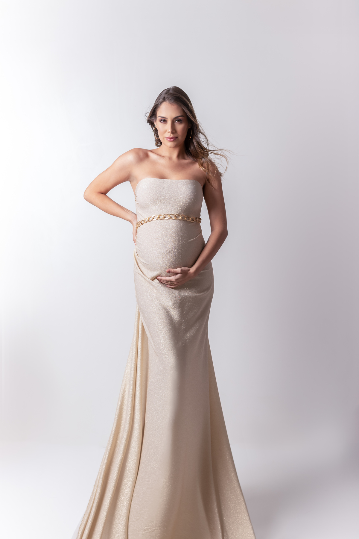 Ensaio de gestante em estúdio. Fotógrafo em Londrina Especializado em ensaios de gestante. Momento registrado pela fotógrafa Giscellayne | Gy Fotografia.