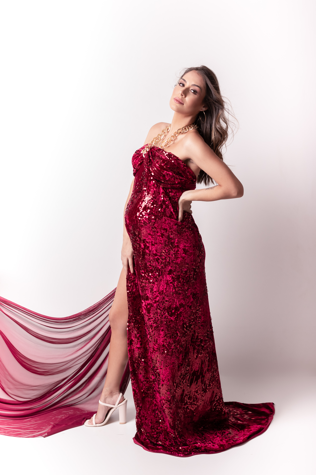 Ensaio de gestante em estúdio. Fotógrafo em Londrina Especializado em ensaios de gestante. Momento registrado pela fotógrafa Giscellayne | Gy Fotografia.