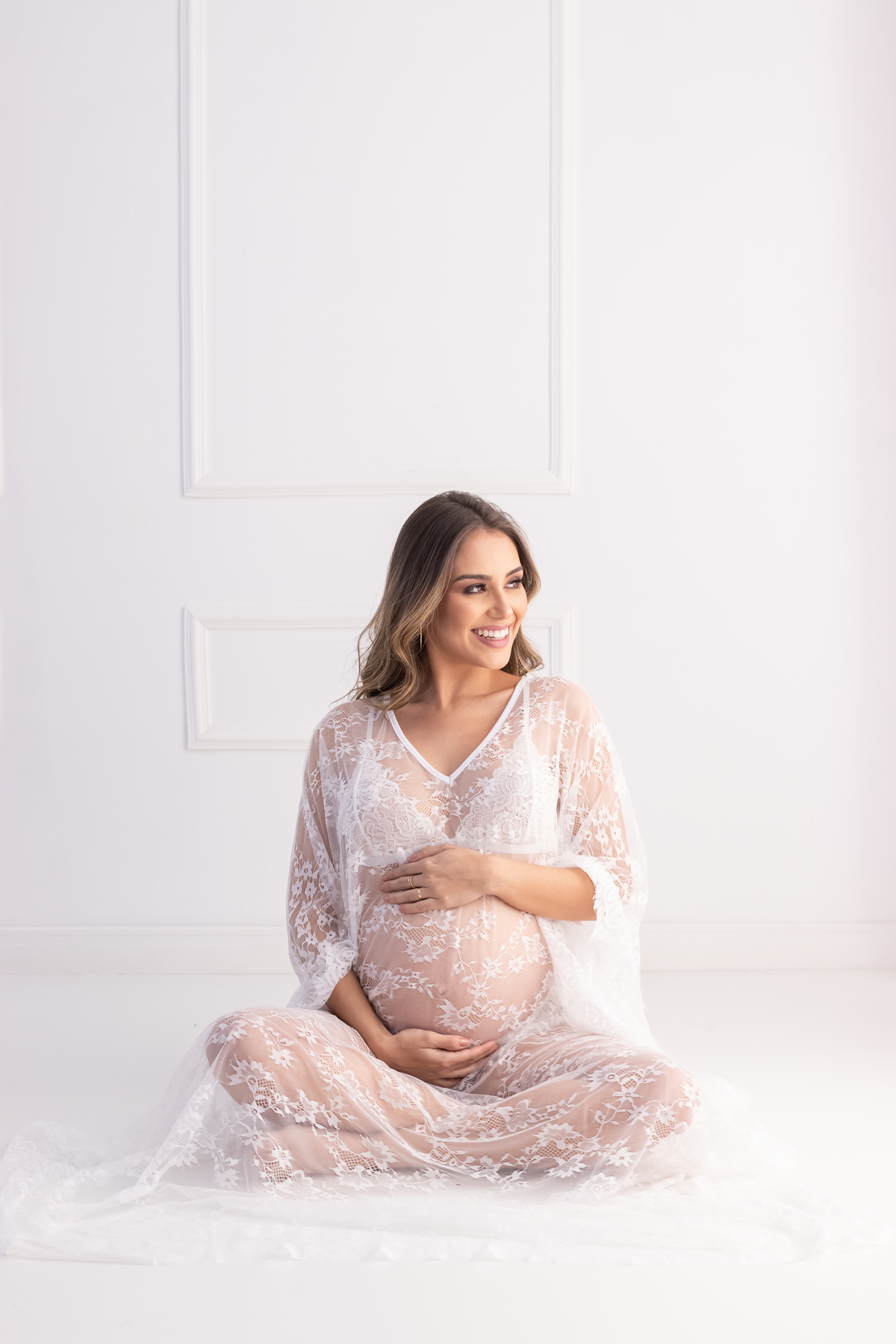 Ensaio de gestante em estúdio. Fotógrafo em Londrina Especializado em ensaios de gestante. Momento registrado pela fotógrafa Giscellayne | Gy Fotografia.