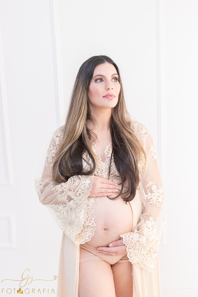 Ensaio de gestante em estúdio com filho mais velho! Fotógrafo em londrina especializado em ensaios de gestante e bebês. Momento registrado pela fotógrafa Giscellayne, Gy fotografia.