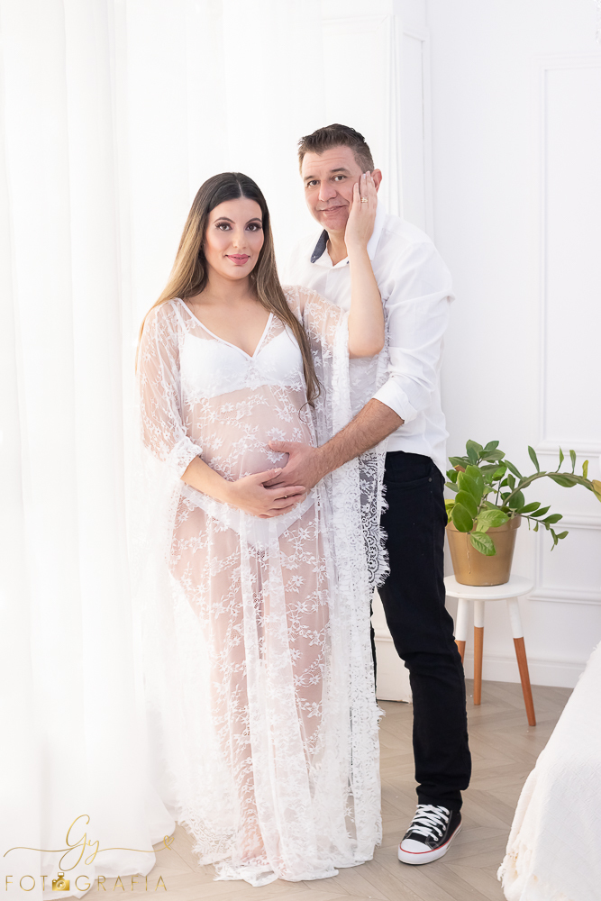 Ensaio de gestante em estúdio com filho mais velho! Fotógrafo em londrina especializado em ensaios de gestante e bebês. Momento registrado pela fotógrafa Giscellayne, Gy fotografia.