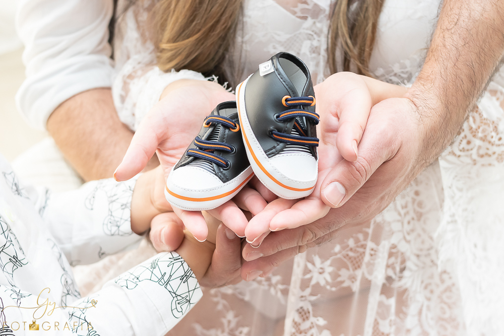 Ensaio de gestante em estúdio com filho mais velho! Fotógrafo em londrina especializado em ensaios de gestante e bebês. Momento registrado pela fotógrafa Giscellayne, Gy fotografia.
