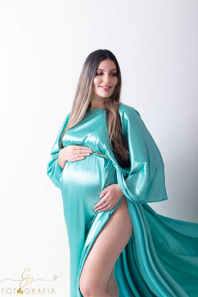 Ensaio de gestante em estúdio com filho mais velho! Fotógrafo em londrina especializado em ensaios de gestante e bebês. Momento registrado pela fotógrafa Giscellayne, Gy fotografia.