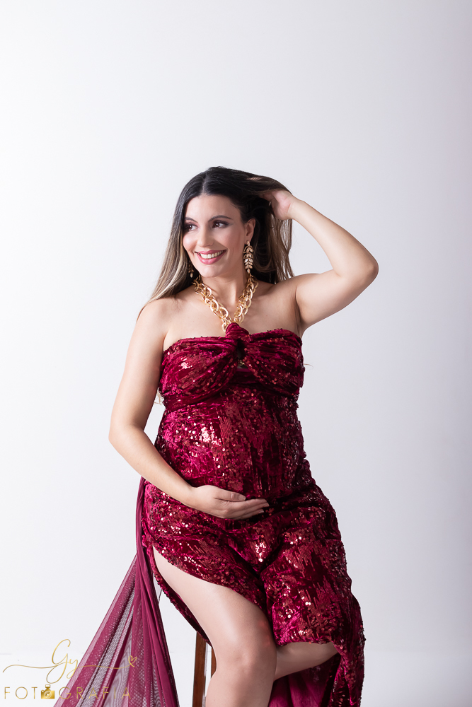 Ensaio de gestante em estúdio com filho mais velho! Fotógrafo em londrina especializado em ensaios de gestante e bebês. Momento registrado pela fotógrafa Giscellayne, Gy fotografia.