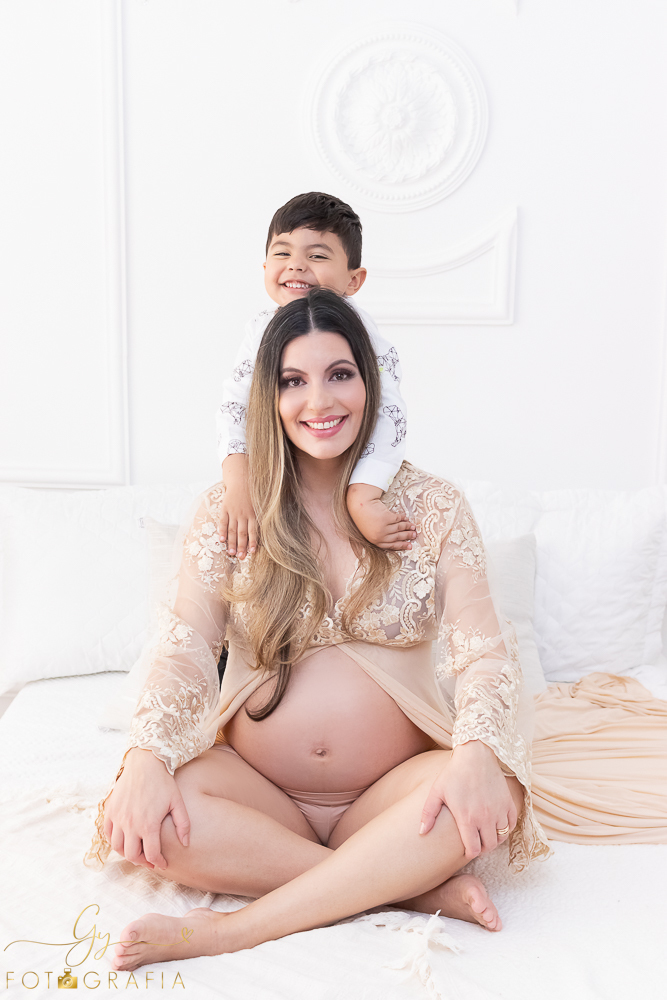 Ensaio de gestante em estúdio com filho mais velho! Fotógrafo em londrina especializado em ensaios de gestante e bebês. Momento registrado pela fotógrafa Giscellayne, Gy fotografia.